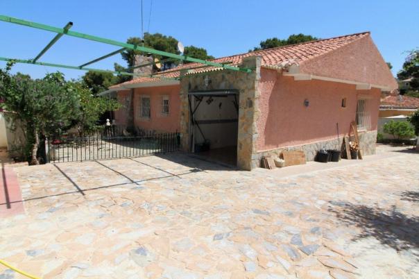 5 bed villa in Torrevieja