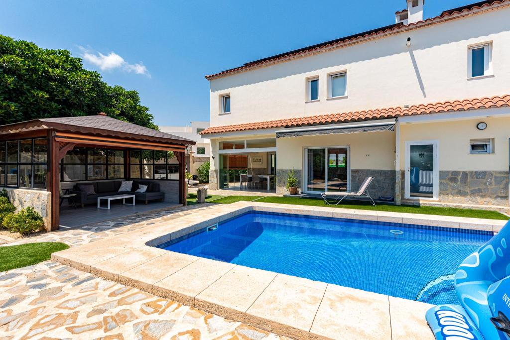 6 bed villa in Albir