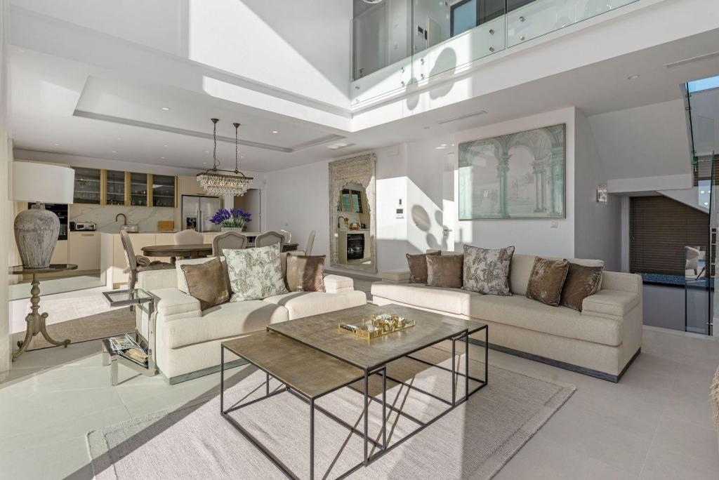 5 bed villas in Moraira