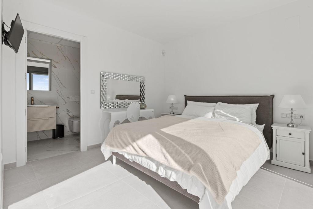 5 bed villas in Moraira