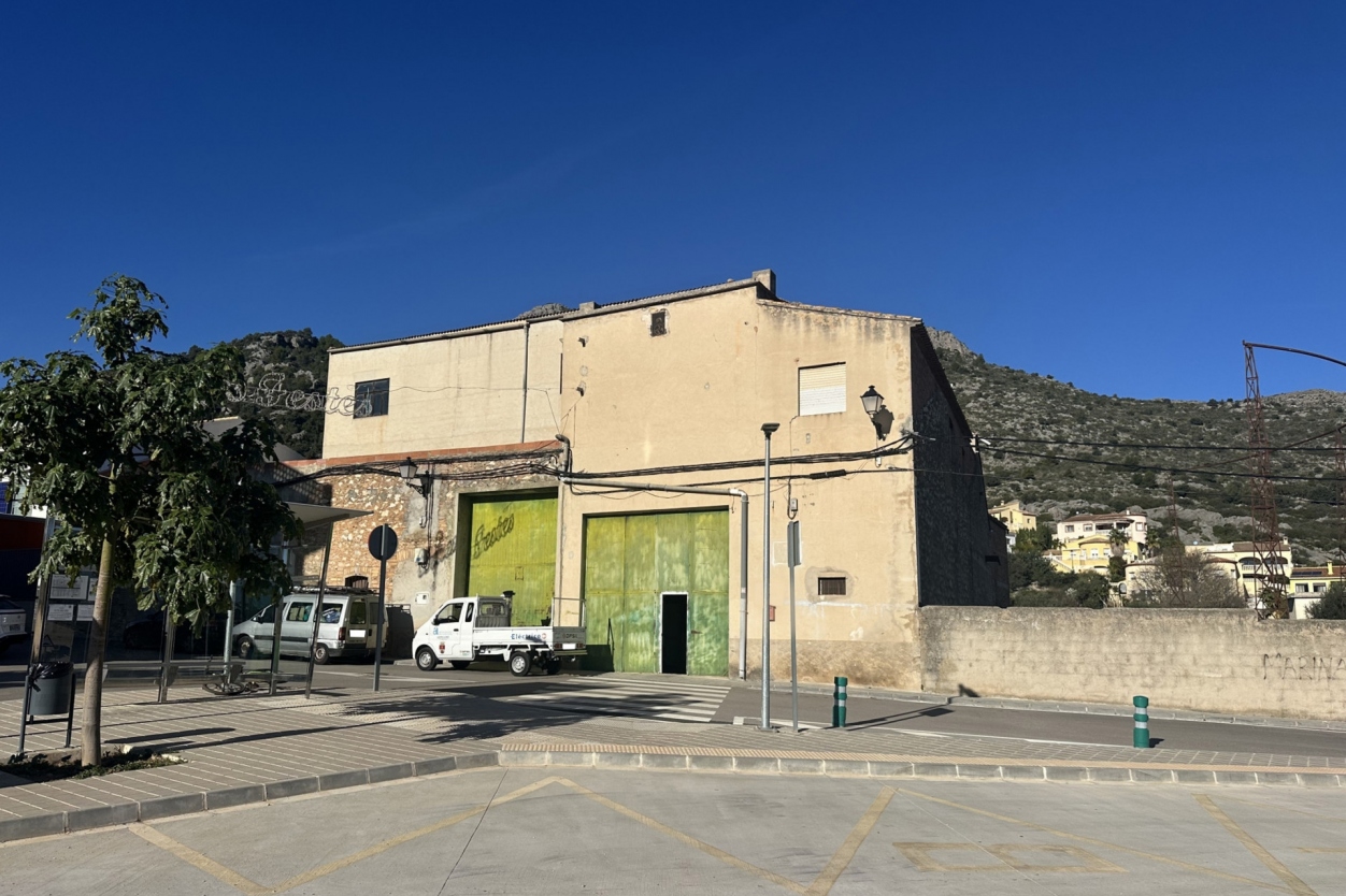 business in Tormos