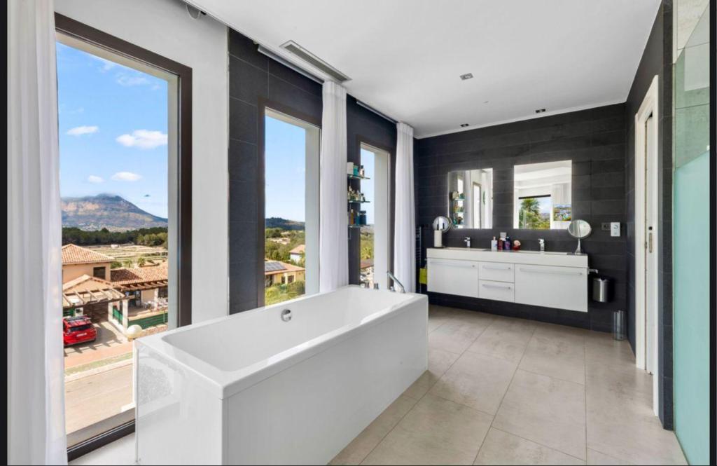 5 bed casa / chalet in Jávea