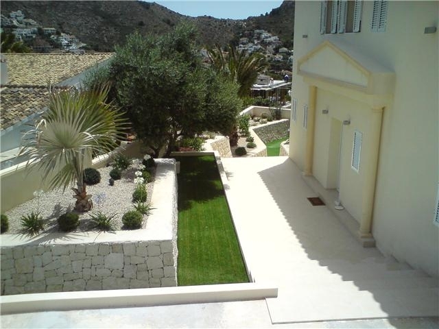 Charlesworth Gardens - Landscape Gardening & Garden Design
