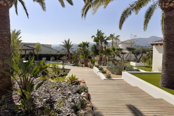 Charlesworth Gardens - Landscape Gardening & Garden Design