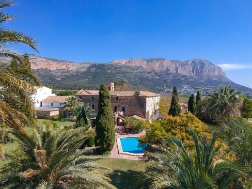 5 bed villas in Denia