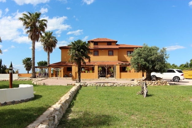 5 bed villa in Pedreguer