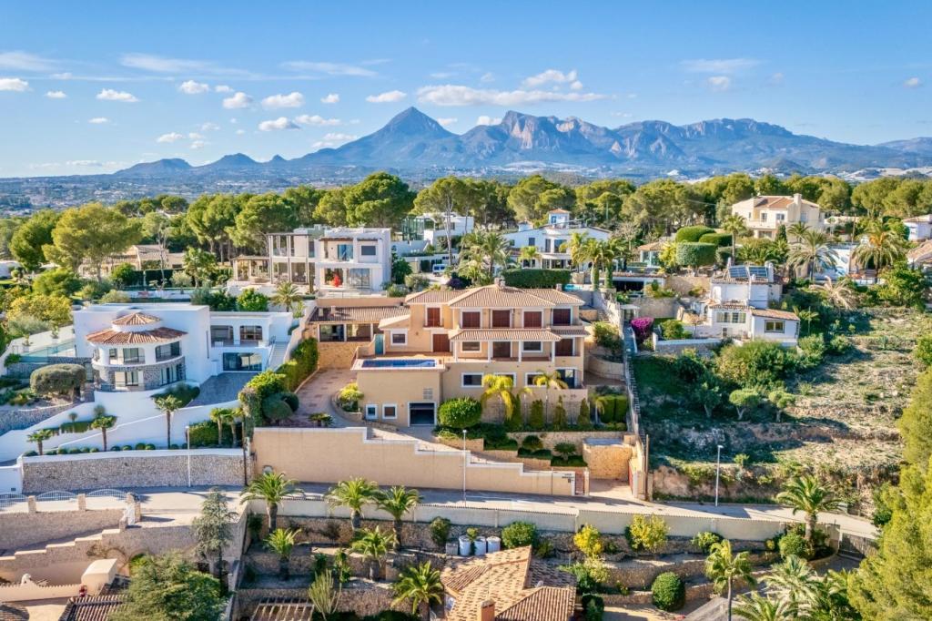 6 bed villa in Altea