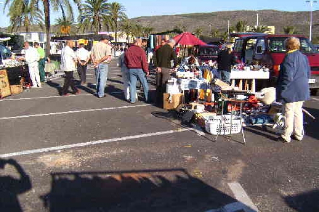 Markets in Moraira: Teulada Flea Market (Sundays)