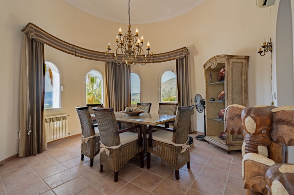 4 bed villa in Altea