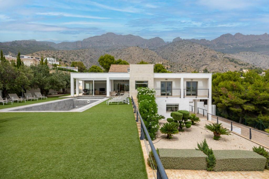 5 bed villa in Altea