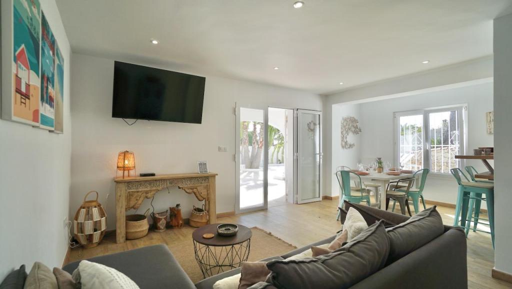 6 bed villas in Moraira