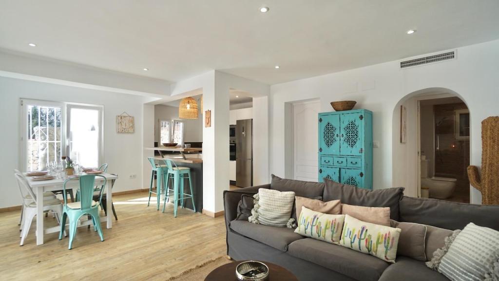 6 bed villas in Moraira