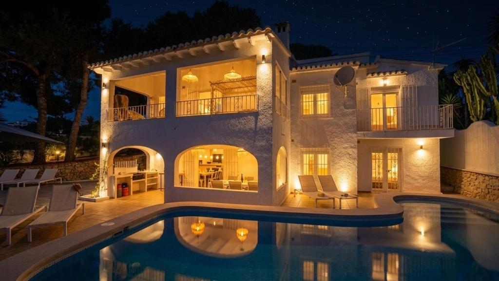 6 bed villas in Moraira