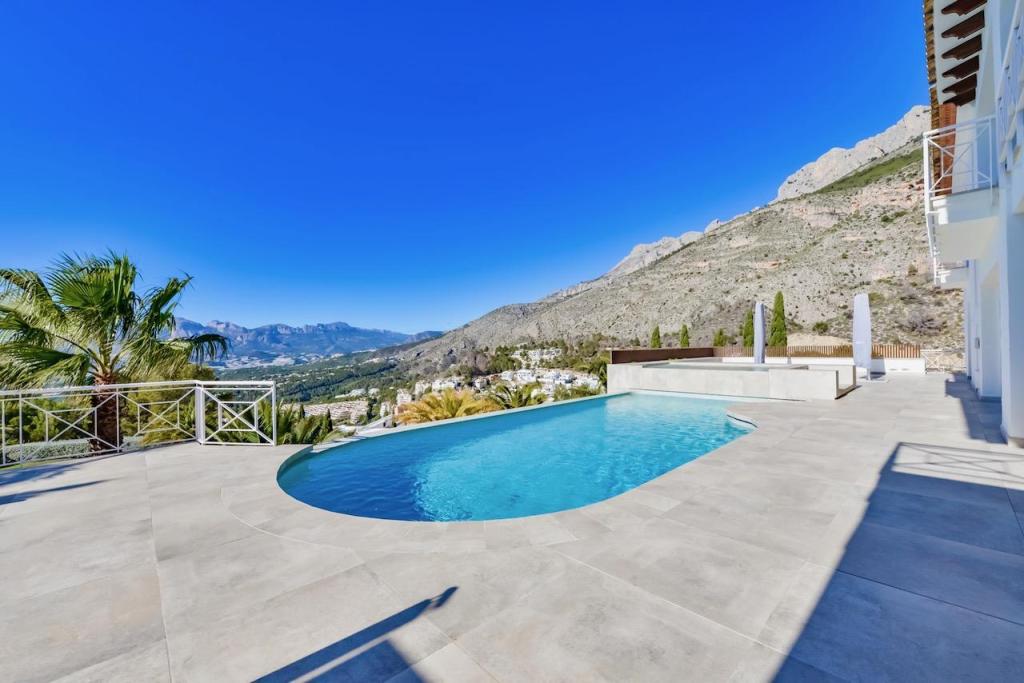 8 bed villas in Altea
