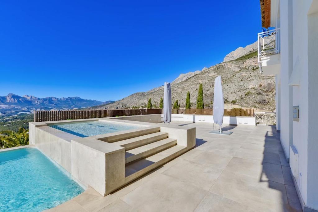 8 bed villas in Altea