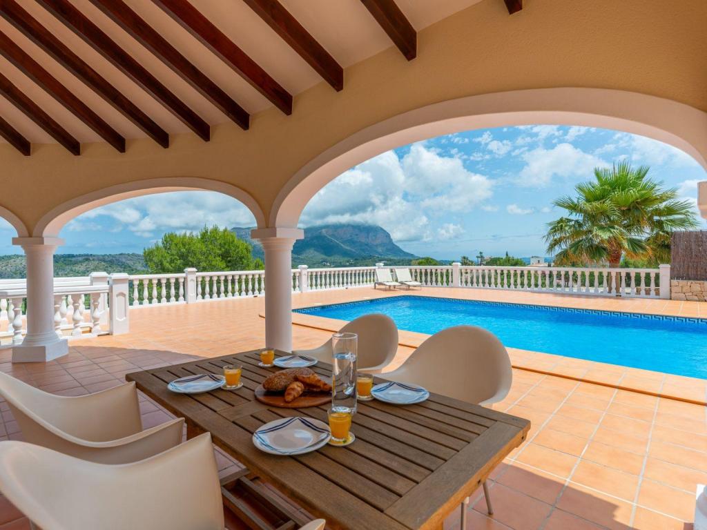 5 bed villa in Pedreguer