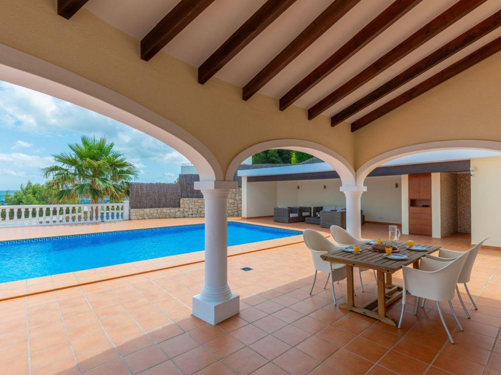 5 bed villa in Pedreguer