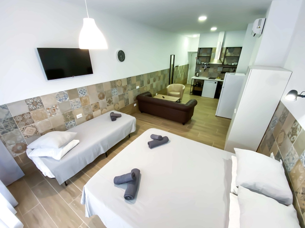 8 bed hotel in Calp
