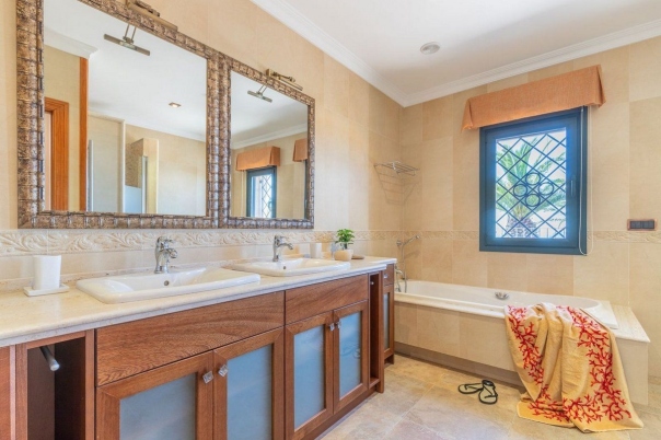 5 bed casa / chalet in Benissa