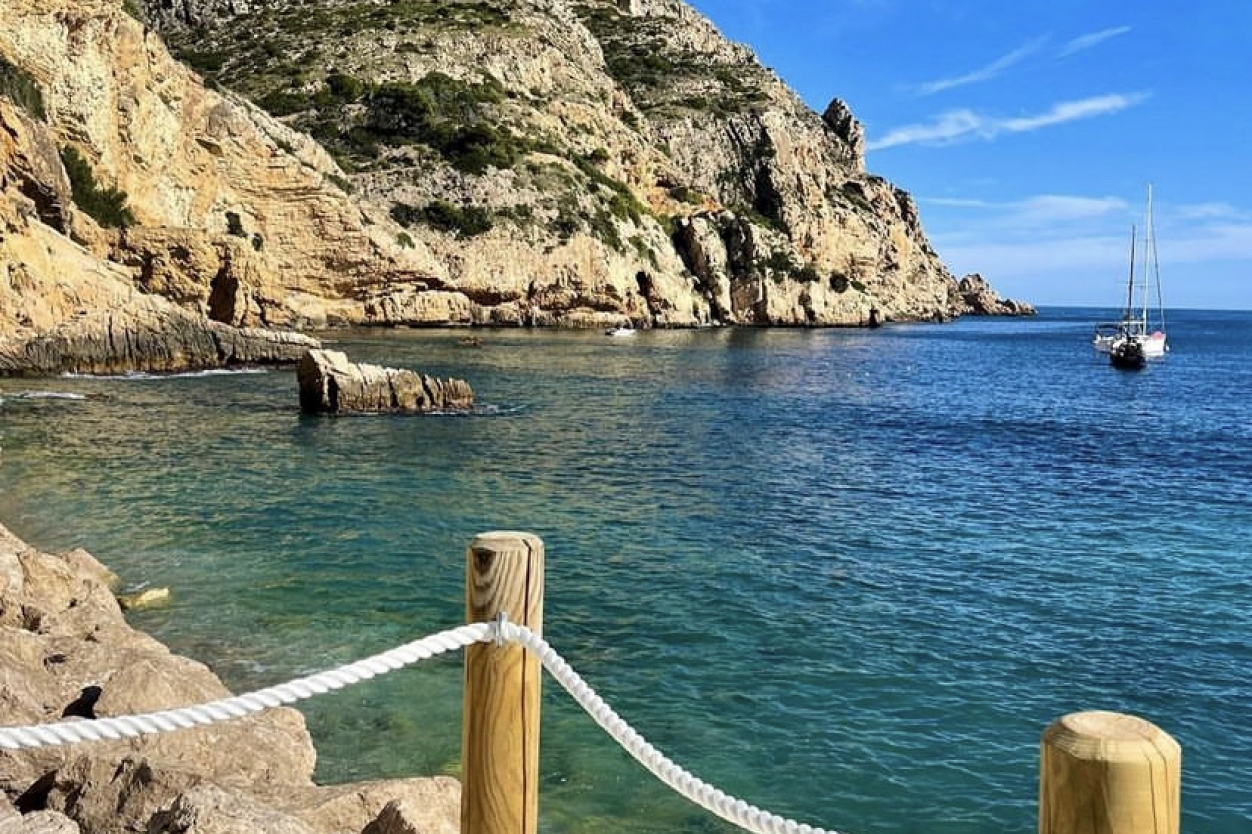 Guide to Javea Walks: Cala Tangó and Coves Santes
