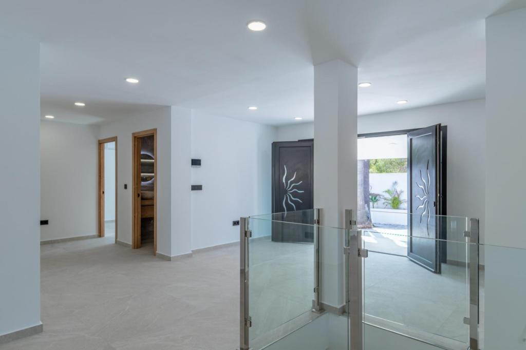 6 bed villas in Albir