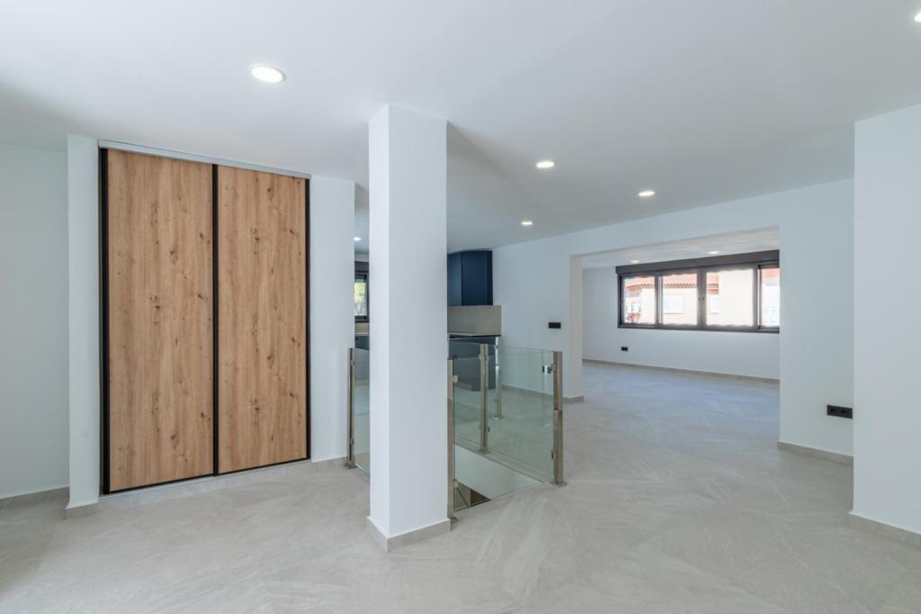 6 bed villas in Albir