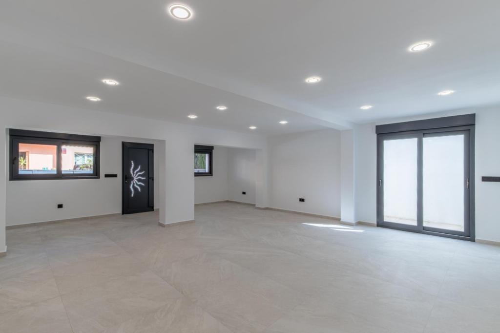 6 bed villas in Albir