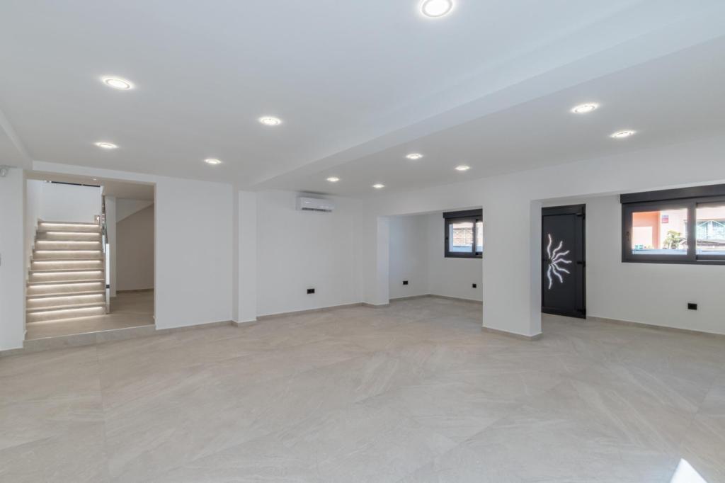 6 bed villas in Albir