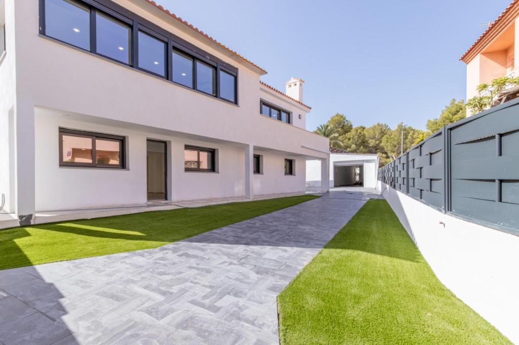 6 bed villas in Albir