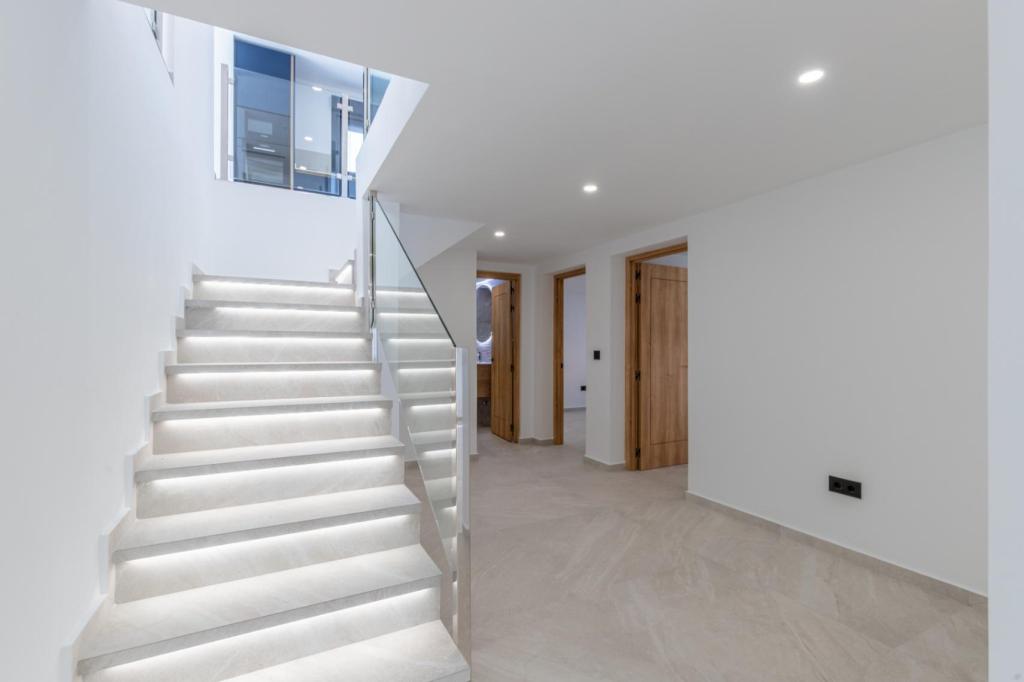 6 bed villas in Albir