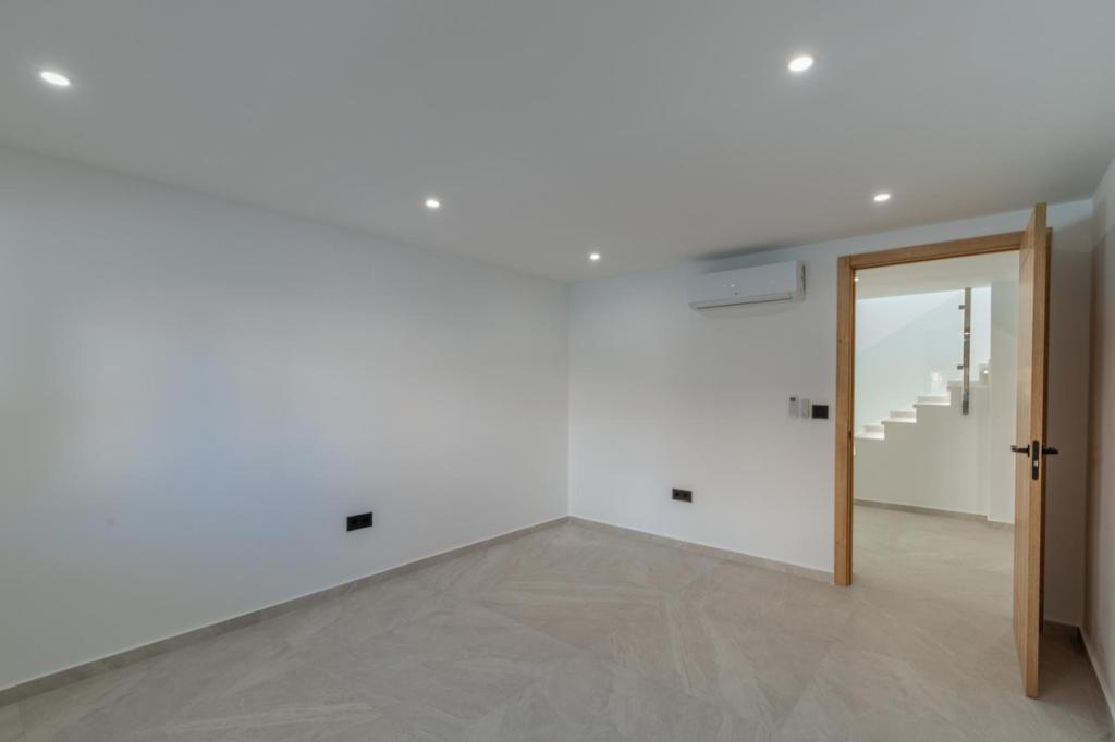 6 bed villas in Albir