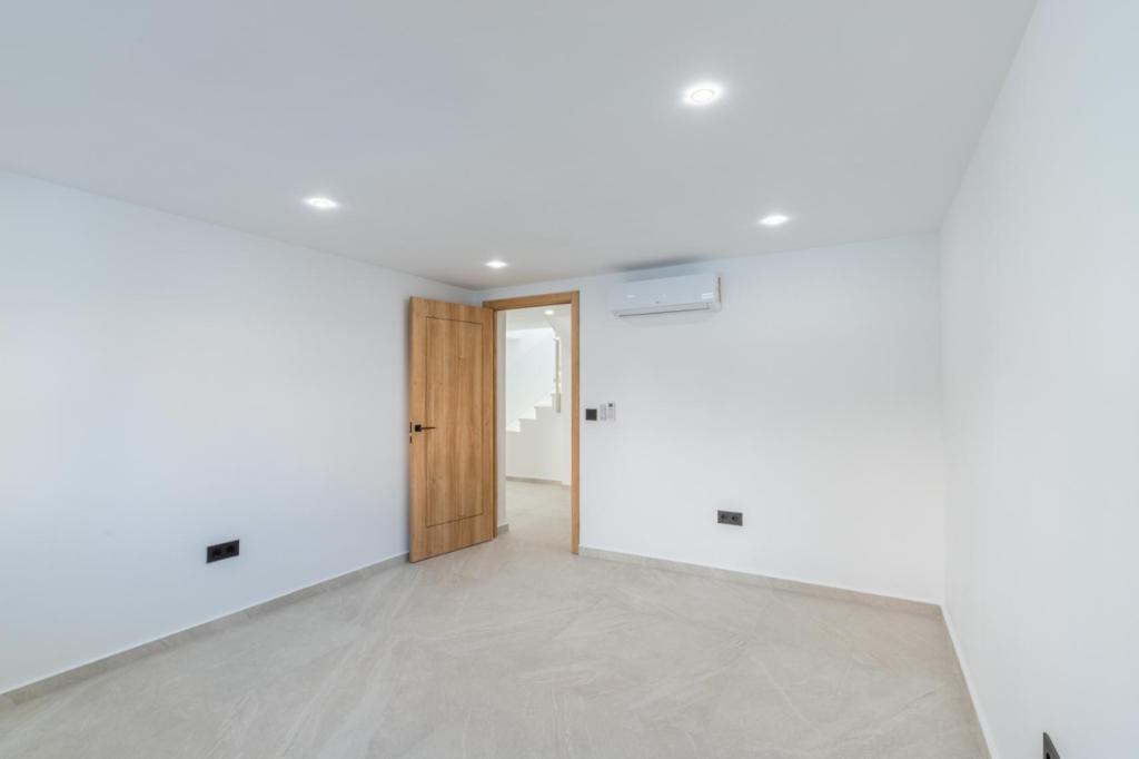 6 bed villas in Albir