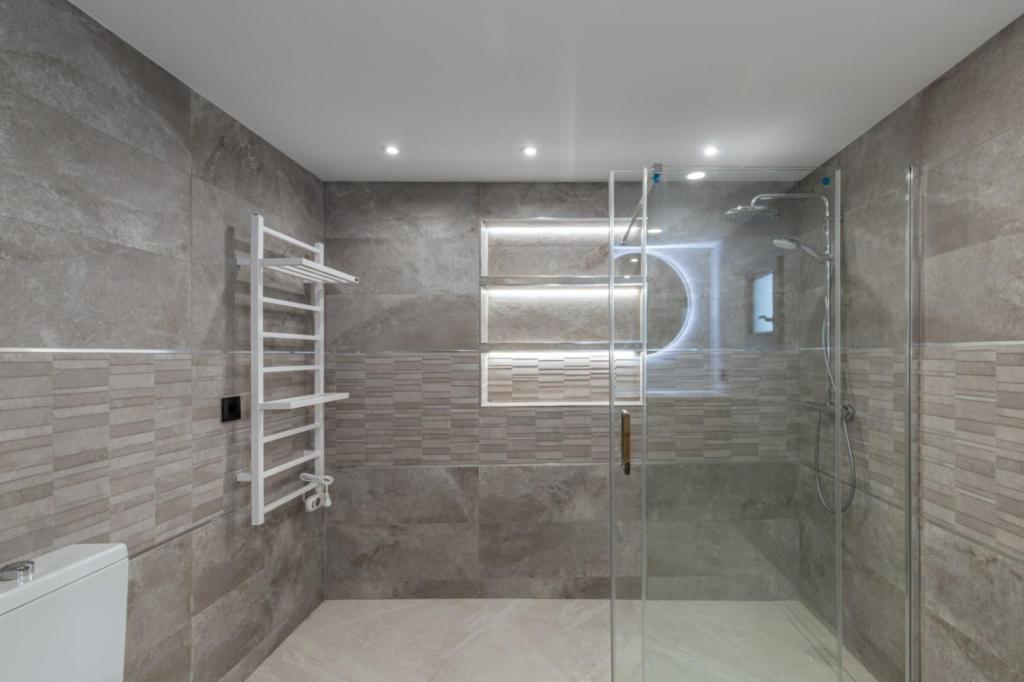 6 bed villas in Albir