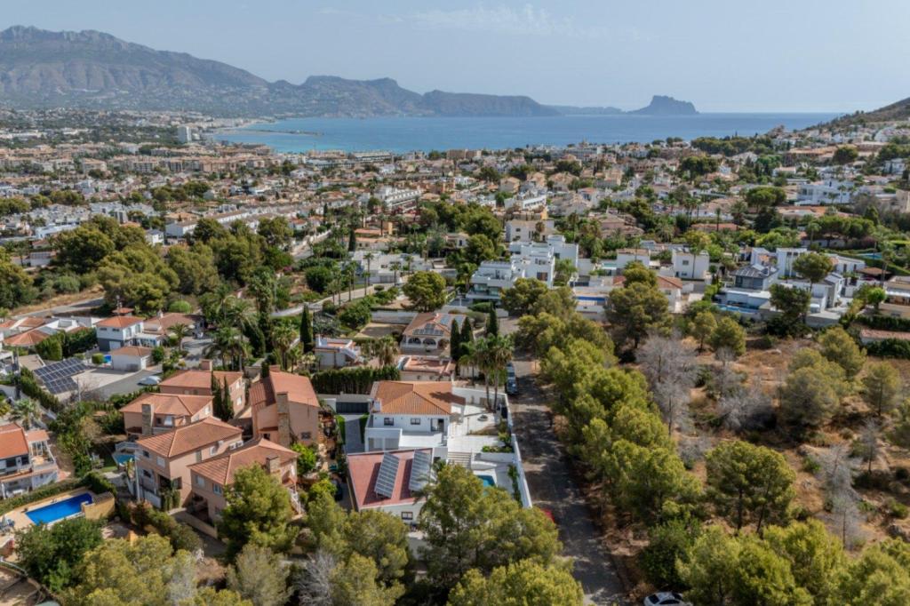 6 bed villas in Albir