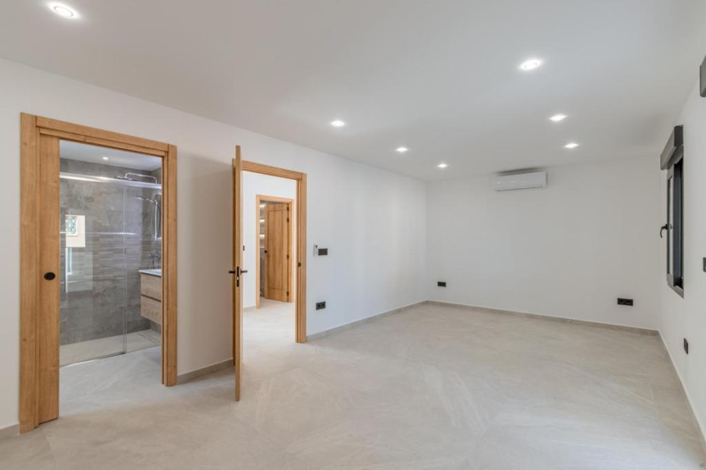 6 bed villas in Albir
