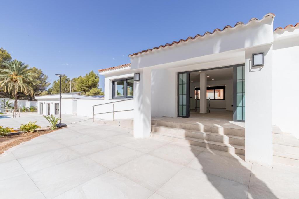 6 bed villas in Albir