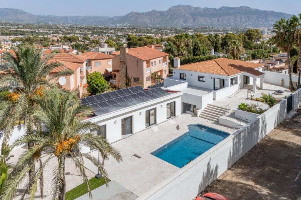 6 bed villas in Albir