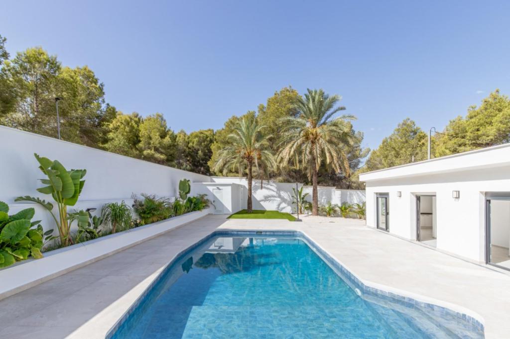 6 bed villas in Albir