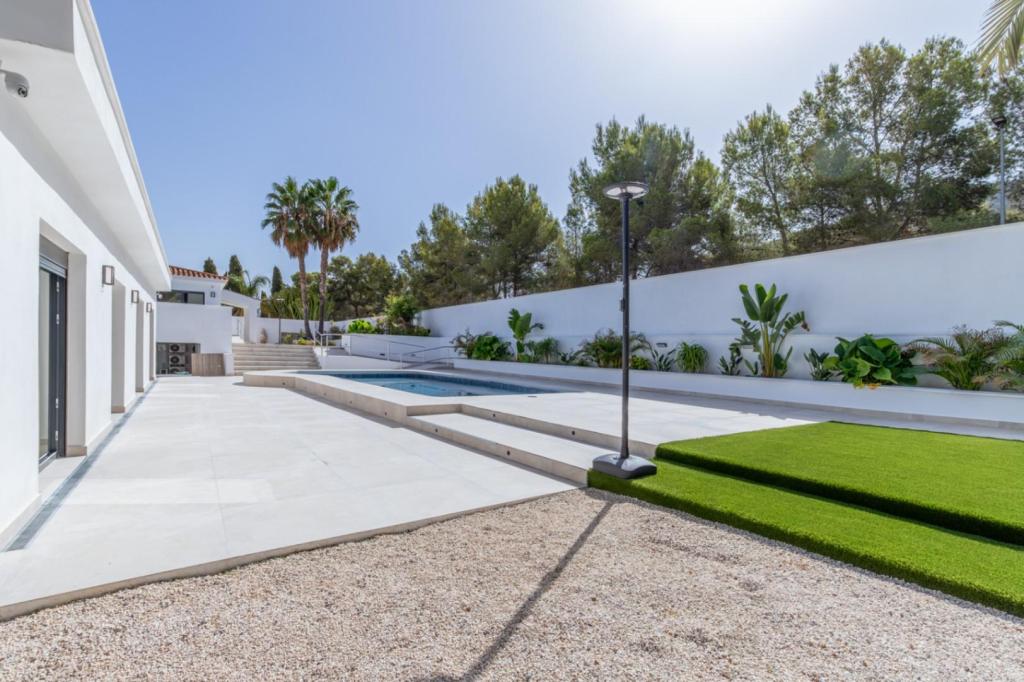 6 bed villas in Albir
