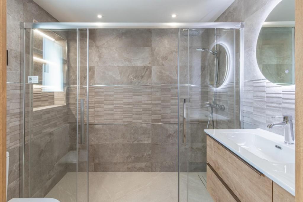 6 bed villas in Albir