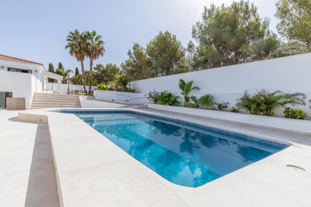 6 bed villas in Albir