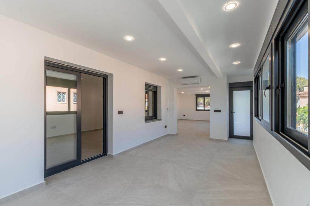 6 bed villas in Albir