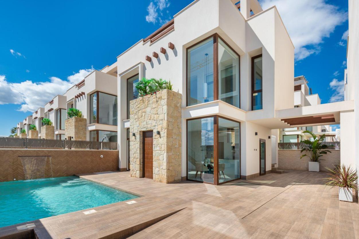 5 bed villa in Los Montesinos