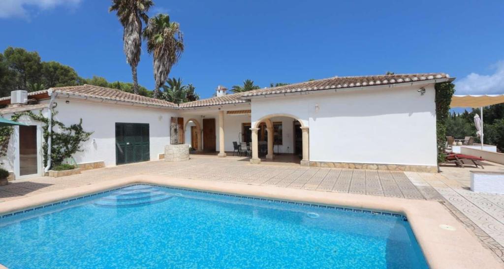 5 bed villas in Denia