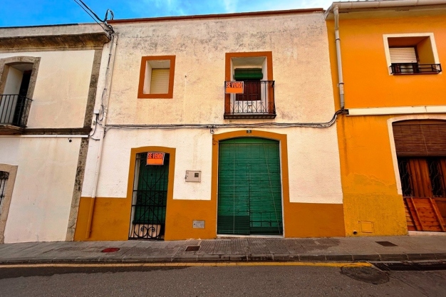 4 bed town_house in Sagra