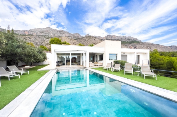 5 bed villa in Altea
