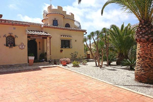 5 bed villa in Benitachell