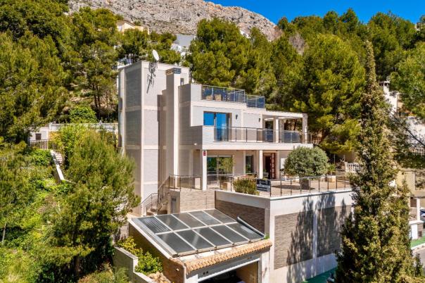 5 bed villa in Altea