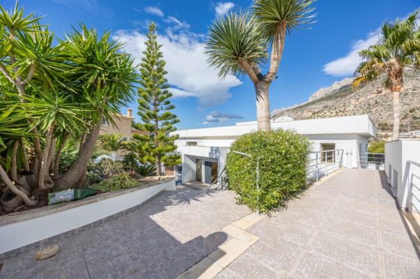 4 bed villa in Altea