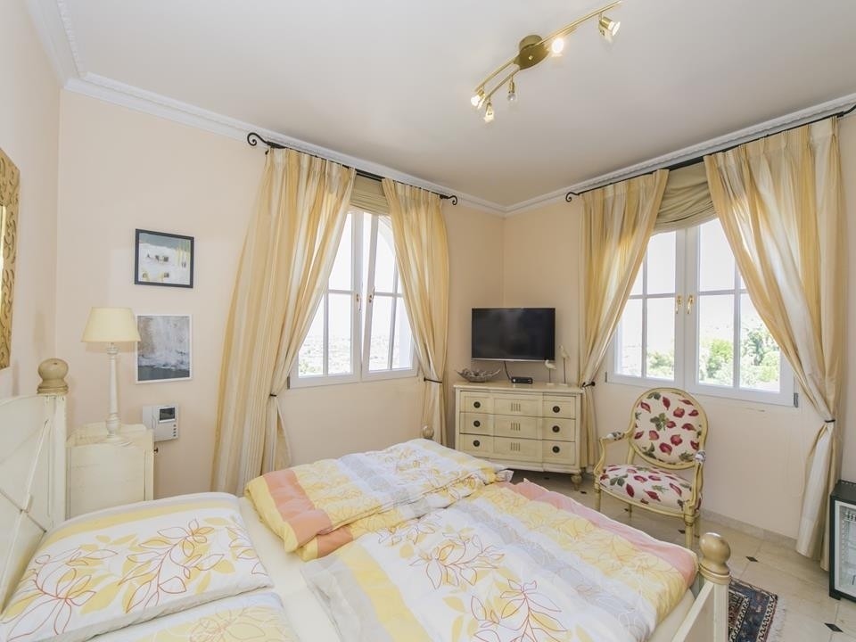 5 bed villa in Denia